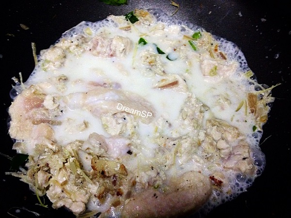 สปาเกตตีโฮลวีทซอสต้มข่าไก่