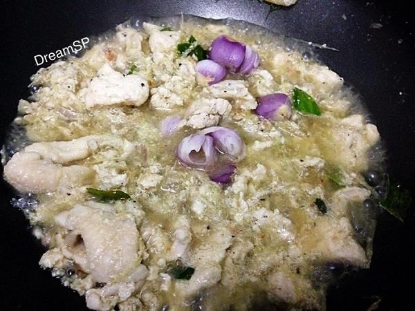 สปาเกตตีโฮลวีทซอสต้มข่าไก่