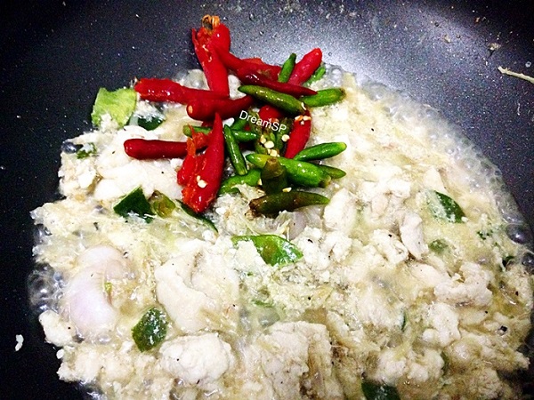 สปาเกตตีโฮลวีทซอสต้มข่าไก่