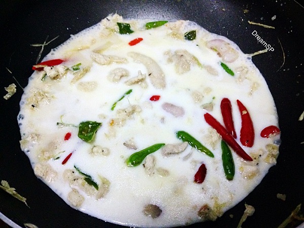 สปาเกตตีโฮลวีทซอสต้มข่าไก่