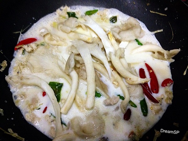 สปาเกตตีโฮลวีทซอสต้มข่าไก่