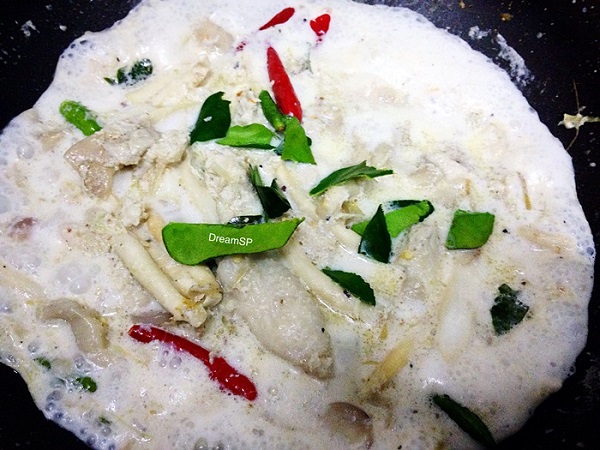 สปาเกตตีโฮลวีทซอสต้มข่าไก่
