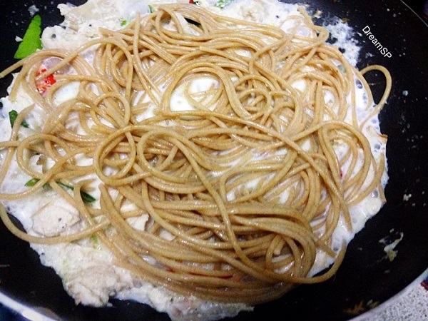 สปาเกตตีโฮลวีทซอสต้มข่าไก่
