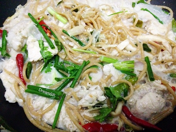 สปาเกตตีโฮลวีทซอสต้มข่าไก่