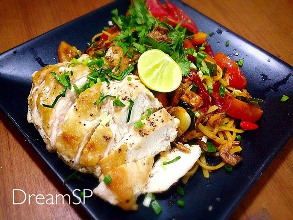 สปาเกตตีโฮลวีทซอสต้มข่าไก่