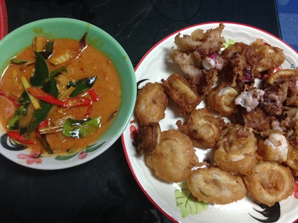 สปาเกตตีโฮลวีทซอสต้มข่าไก่