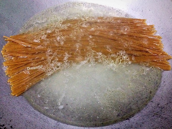 สปาเกตตีโฮลวีทซอสต้มข่าไก่