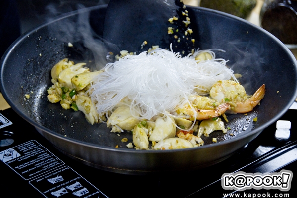 วิธีทำไข่ยัดไส้วุ้นเส้นผัดขี้เมา เมนูไข่ง่าย ๆ หลากหลายรสชาติ