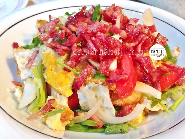ยำไข่ดาวเบคอนกรอบ 