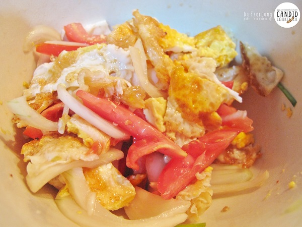 ยำไข่ดาวเบคอนกรอบ 