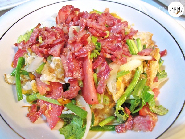 ยำไข่ดาวเบคอนกรอบ 