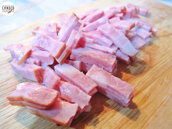 ยำไข่ดาวเบคอนกรอบ 