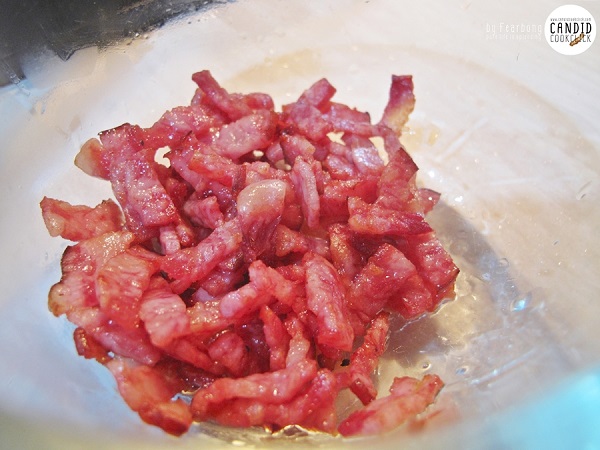 ยำไข่ดาวเบคอนกรอบ 
