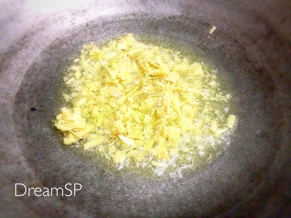 สปาเกตตีผัดซอสต้มยำกับไก่ย่าง