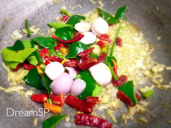สปาเกตตีผัดซอสต้มยำกับไก่ย่าง
