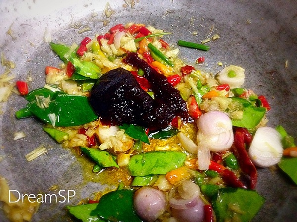 สปาเกตตีผัดซอสต้มยำกับไก่ย่าง