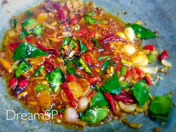 สปาเกตตีผัดซอสต้มยำกับไก่ย่าง