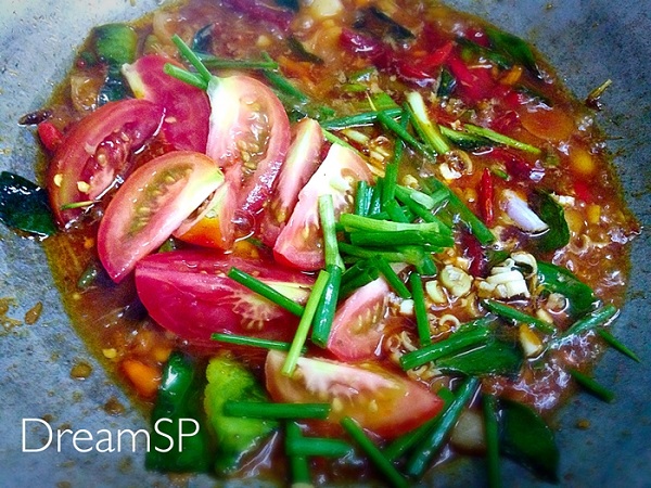 สปาเกตตีผัดซอสต้มยำกับไก่ย่าง