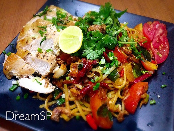สปาเกตตีผัดซอสต้มยำกับไก่ย่าง