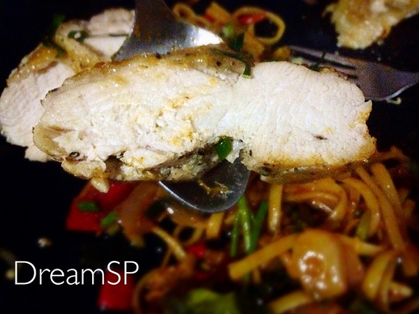 สปาเกตตีผัดซอสต้มยำกับไก่ย่าง