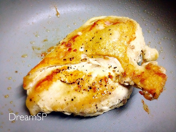 สปาเกตตีผัดซอสต้มยำกับไก่ย่าง
