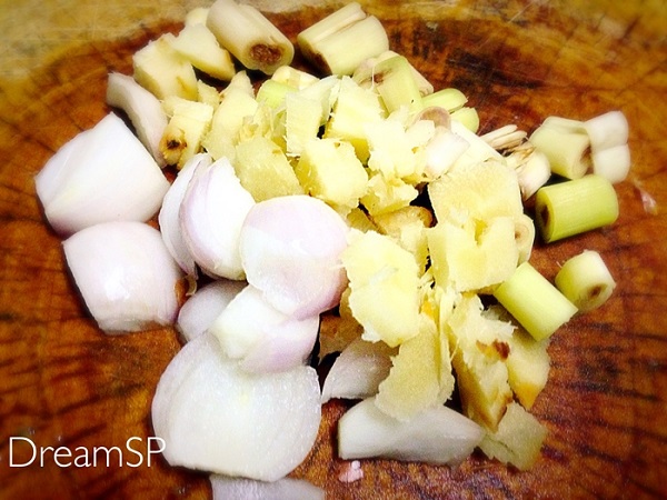 สปาเกตตีผัดซอสต้มยำกับไก่ย่าง
