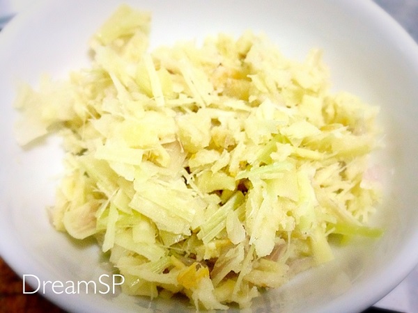 สปาเกตตีผัดซอสต้มยำกับไก่ย่าง