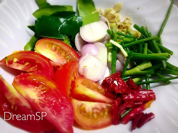 สปาเกตตีผัดซอสต้มยำกับไก่ย่าง