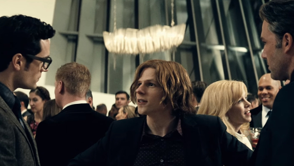 8 เบาะแสน่าสนใจจากตัวอย่างล่าสุด Batman v Superman