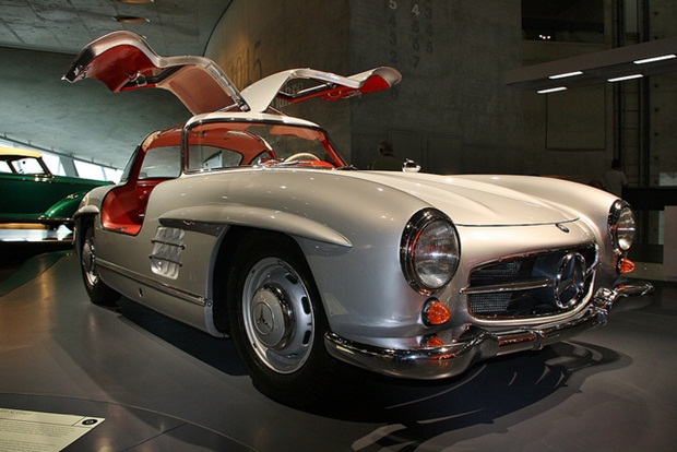 รถยนต์ประตูปีกนก