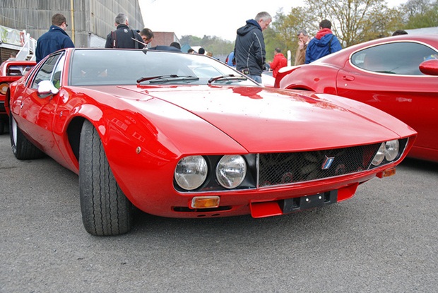 รถยนต์ประตูปีกนก