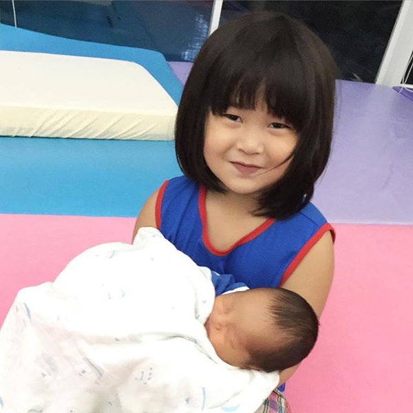 น้องออกู๊ด ร้องไห้จ้า เมื่อพี่ออก้า ใส่ชุดไอรอนแมน มาอุ้ม