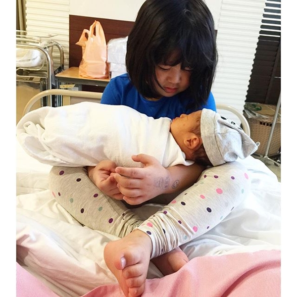น้องออกู๊ด ร้องไห้จ้า เมื่อพี่ออก้า ใส่ชุดไอรอนแมน มาอุ้ม