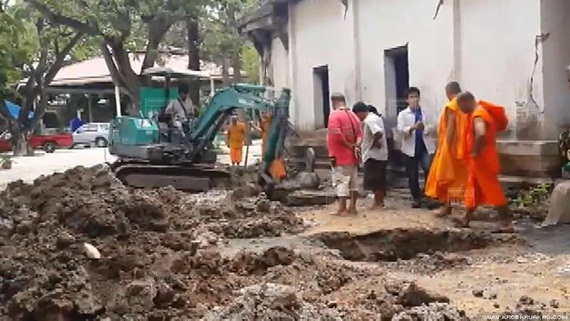 ขุดพบเหรียญ ร.5 ใต้โบสถ์เก่า คอหวยแห่ตีเลขเด็ด