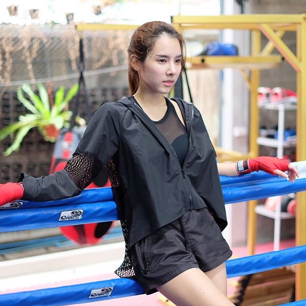 เบเบ้ ธันย์ชนก แฟชั่นเอวลอย