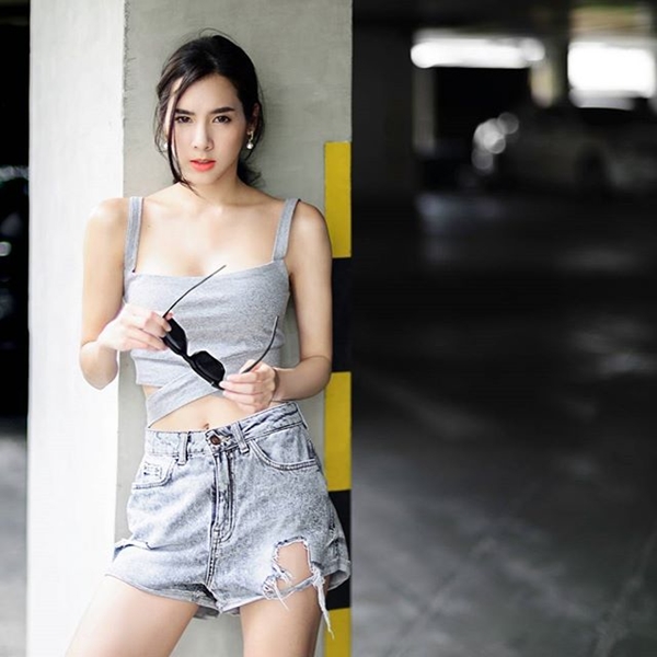 เบเบ้ ธันย์ชนก แฟชั่นเอวลอย