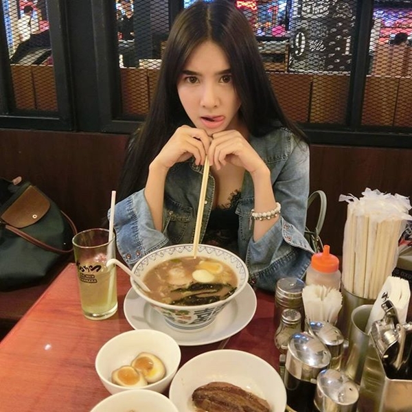 เบเบ้ ธันย์ชนก แฟชั่นเอวลอย