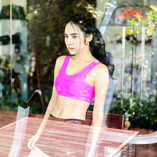 เบเบ้ ธันย์ชนก แฟชั่นเอวลอย