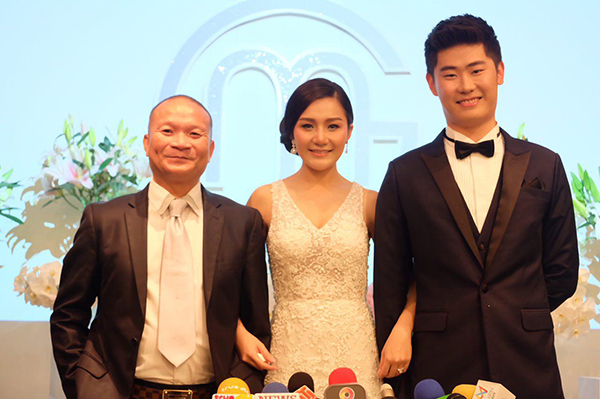 ไม่ทิ้งลายฮา ! หม่ำ จ๊กมก พา เอ็ม บุษราคัม ลูกสาวแถลงข่าวแต่งงาน