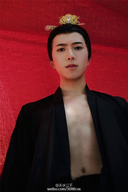 หนุ่มหน้าสวยปะทะผู้ชาย ถ่ายแบบสไตล์พระสนมเอก 