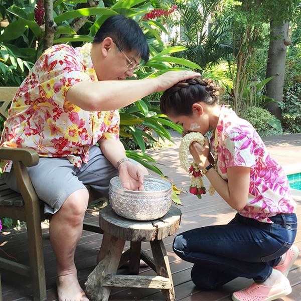 ไบร์ท-โก๊ะตี๋ นำทีมรดน้ำดำหัว สรยุทธ