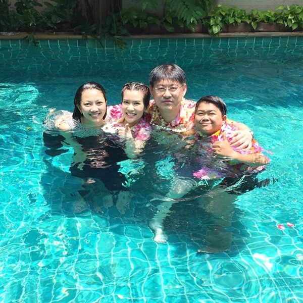 ไบร์ท-โก๊ะตี๋ นำทีมรดน้ำดำหัว สรยุทธ