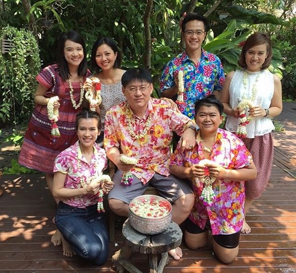 ไบร์ท-โก๊ะตี๋ นำทีมรดน้ำดำหัว สรยุทธ