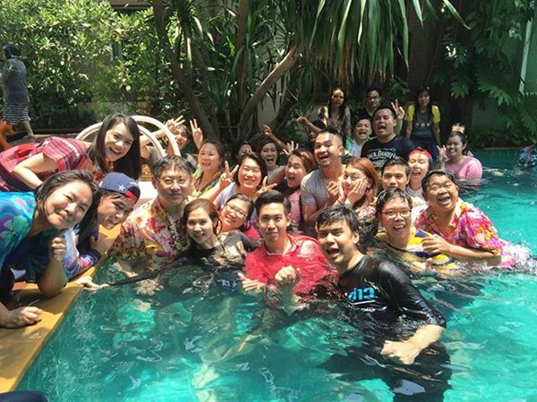 ไบร์ท-โก๊ะตี๋ นำทีมรดน้ำดำหัว สรยุทธ