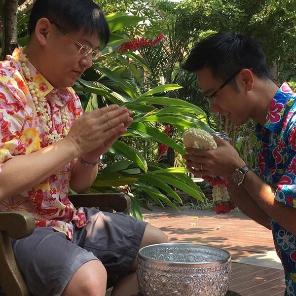 ไบร์ท-โก๊ะตี๋ นำทีมรดน้ำดำหัว สรยุทธ