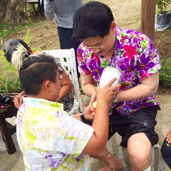 ไบร์ท-โก๊ะตี๋ นำทีมรดน้ำดำหัว สรยุทธ