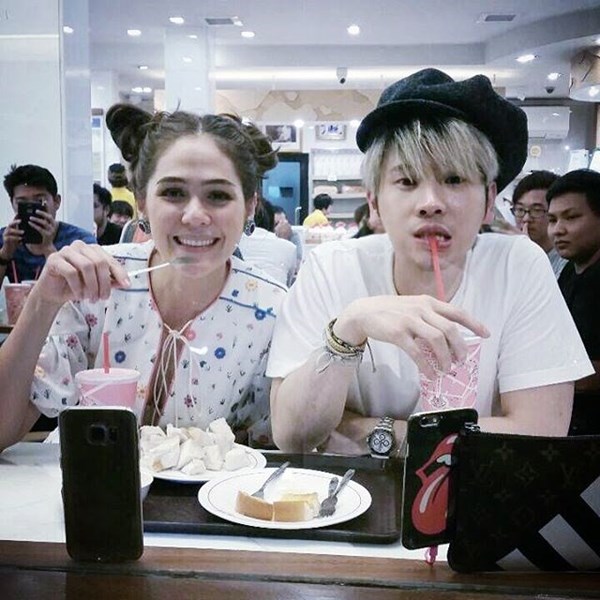 ชมพู่ อารยา กินข้าวข้างทาง