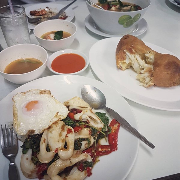 ชมพู่ อารยา กินข้าวข้างทาง