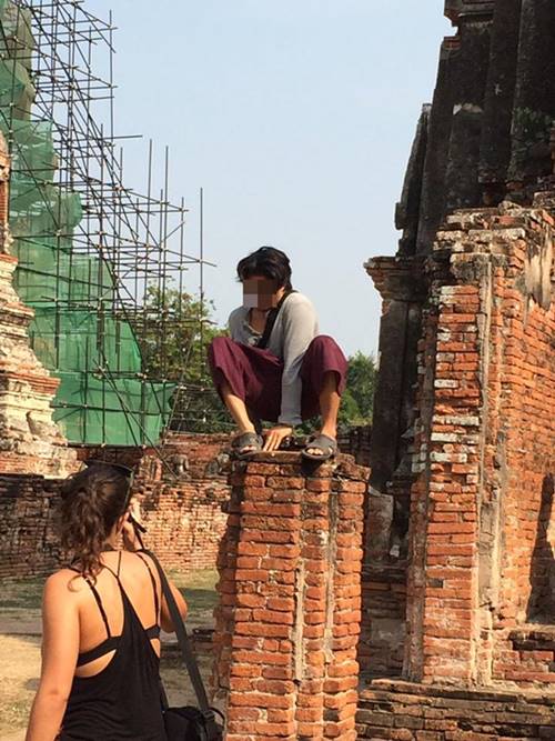 นักท่องเที่ยวต่างชาติปีนป่ายโบราณสถาน