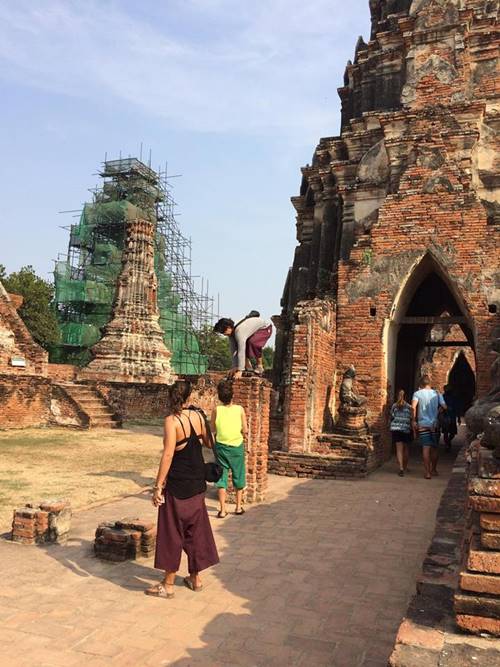 นักท่องเที่ยวต่างชาติปีนป่ายโบราณสถาน